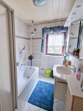 Tageslichtbad mit Wanne und Dusche - 