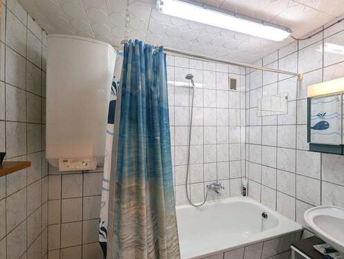 Badewanne mit Boiler - 2 Zimmer Etagenwohnung in Giengen an der Brenz