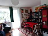 Wohnzimmer mit Zugang zum Balkon.jpg - 