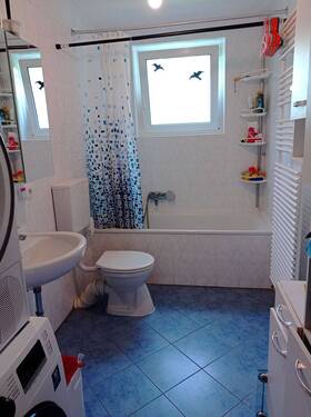 Bad mit Wanne.jpg - Etagenwohnung mit 112,00 m&sup2; in Bad Tölz zur Miete