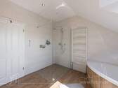 ...mit Eckbadewanne und bodenglicher Dusche - 