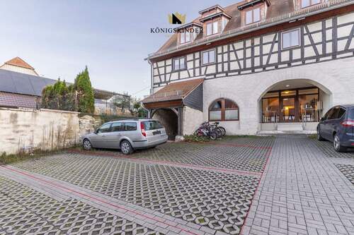 Außenstellplätze - Charmante 2,5-Zimmer Wohnung in denkmalgeschütztem Haus - saniert, zentral und ruhig in Illingen!