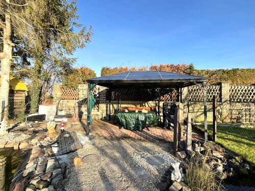 überdachter Bereich am Teich - 