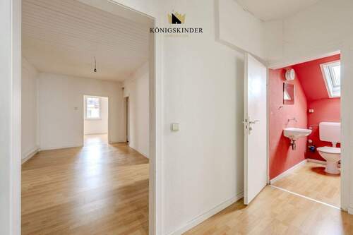 Flur mit separatem WC mit Fenster - 