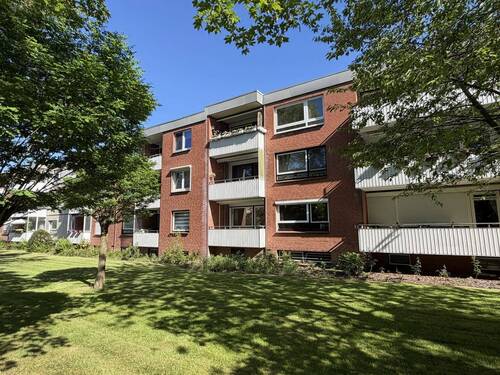 Rückwärtige Hausansicht - Helle 3-Zimmer-Wohnung mit Kamin und Loggia