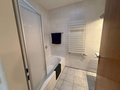 Badezimmer mit Lichtkuppel & Wanne - 