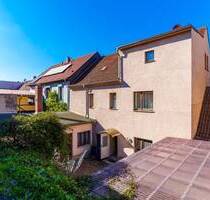 Treppchen ins Glück: Altstadthaus mit verwunschenem Hof - Sangerhausen