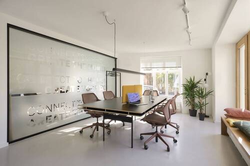 Coworking Table - Moderner Coworking-Space in München: Month Seat, flexibel und sofort verfügbar