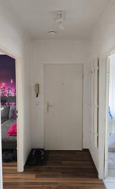 Flur mit Sicht zum Ausgang - 