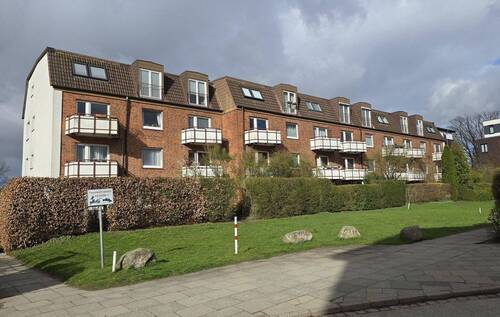 Hausansicht - Provisionsfrei von privat: Gepflegte 2-Zimmer-Dachgeschosswohnung in Hamburg-Langenhorn