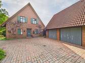 Eingang und Garage - 5 Zimmer Einfamilienhaus in Horst (Holstein)