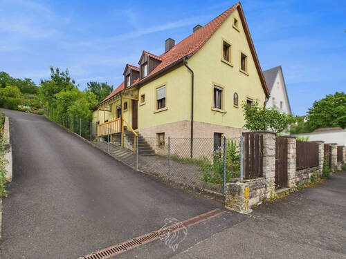 Vorderansicht Haus - Charmantes Einfamilienhaus mit Scheune und großem Grundstück in Versbach