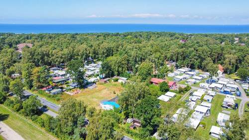 Luftbild mit Blick Richtung Westen - 1 Zimmer Mehrfamilienhaus, Wohnhaus zum Kaufen in Dierhagen