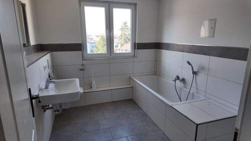 Badezimmer mit Wanne und Dusche - 