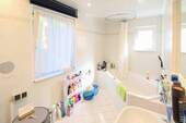 04. Großes Badezimmer - 