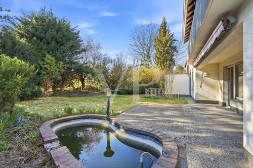 Außenterrasse mit Teich - 