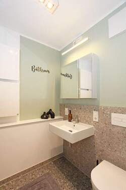 Geräumiges Badezimmer mit Regendusche und WC - 