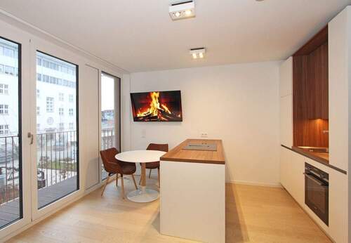 Küche mit Essbereich mit Balkon - 