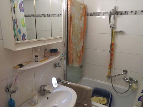 Badezimmer mit Wanne - 