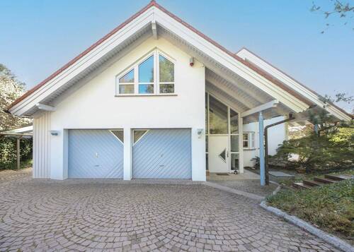 Hausansicht mit Garagen - 