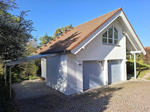 Hausansicht mit Carport - 