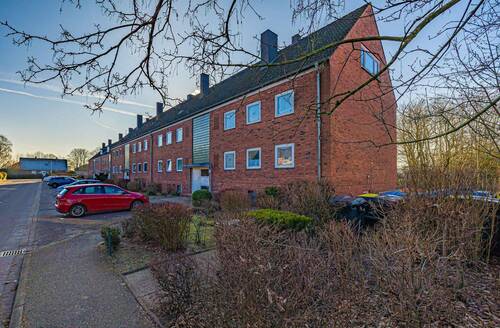 Außen - Straßenansicht des Mehrfamilienhauses - 3 Zimmer Mehrfamilienhaus, Wohnhaus zum Kaufen in Rendsburg