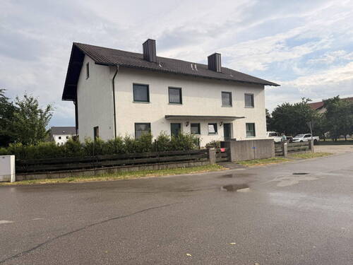 Haus von vorne - Schöne, gepflegte DHH in Mößling mit viel Platz und Garten