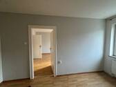 Blick vom Arbeitszimmer zum Wohnzimmer
- 