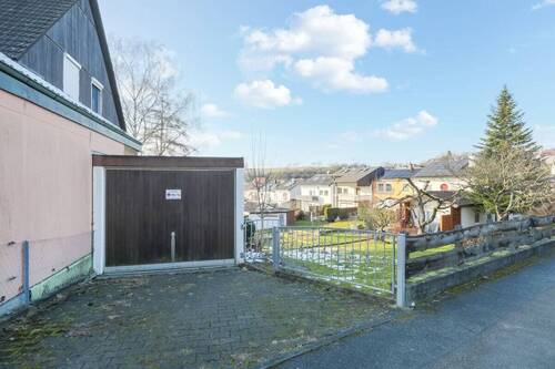 Straßenansicht mit Garage - Grundstück in Königsbach-Stein