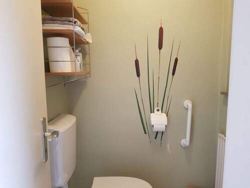 Gäste-WC. - 8 Zimmer Doppelhaushälfte zum Kaufen in Flieden