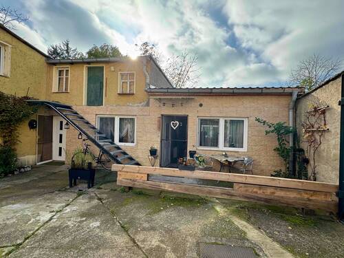 Hintergebäude mit Wohnung - 