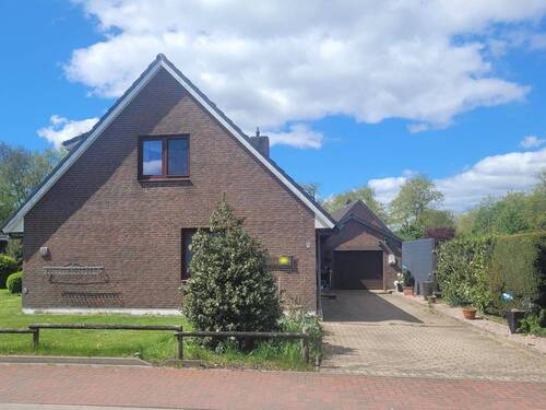 Blick von der Straße auf das Haus und die Auffahrt zur Garage - 5 Zimmer Einfamilienhaus in Horstedt