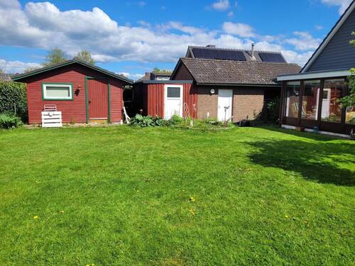 Gartenhaus und Abstellmöglichkeit neben der Garage - 