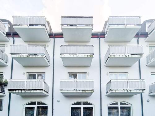 Hausansicht vorn mit Balkonen - 