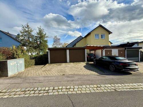 Straßenansicht - Carport und Kfz-Stellplatz - 5 Zimmer Reihenmittelhaus zum Kaufen in Stegaurach