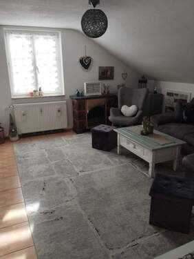 Wohnzimmer_2.jpg - 4,5-Zimmer-Wohnung mit Hobbyraum und Terrasse