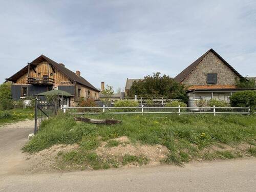 Hausansicht - Möbliertes Einfamilienhaus in ruhiger Wohnlage mit großem Garten, Carport und Scheune