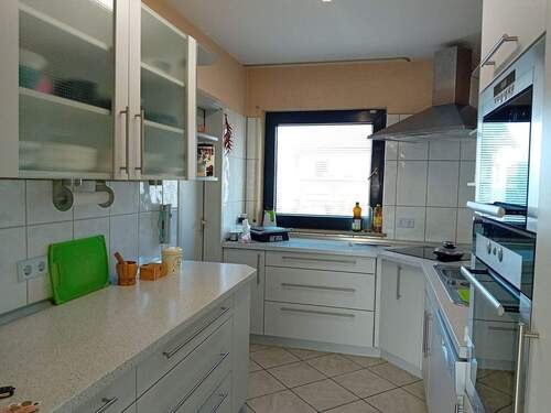 Küche mit Einbauküche.jpg - Doppelhaushälfte mit 162,00 m² in Rudersberg zum Kaufen