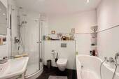 Badezimmer mit Dusche & Wanne - 