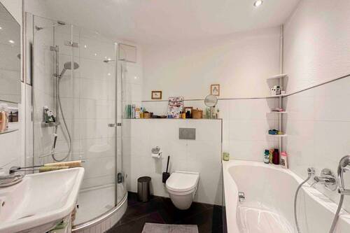 Badezimmer mit Dusche & Wanne - 
