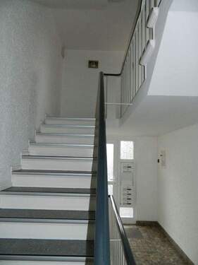 Treppenhaus - 2 Zimmer Etagenwohnung zur Miete in Duisburg
