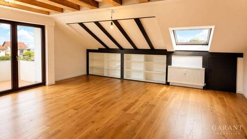 Wohnzimmer - Stilvolle Dachgeschoss-Wohnung mit hochwertigem Wohnambiente