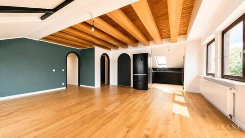 Wohnzimmer mit Blick zur Küche - Etagenwohnung mit 75,00 m&sup2; in Aalen zum Kaufen