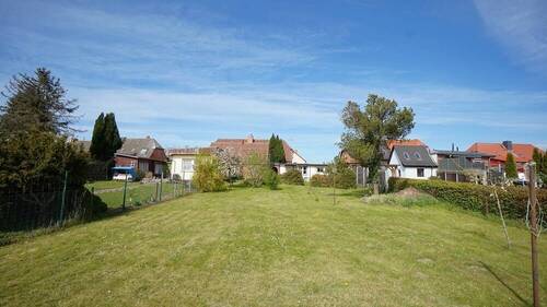 Blick vom Gartenzaun zum Haus - 
