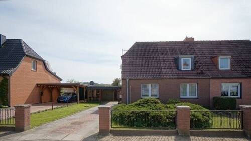 Hausansicht von der Straße - 3 Zimmer Doppelhaushälfte in Wismar