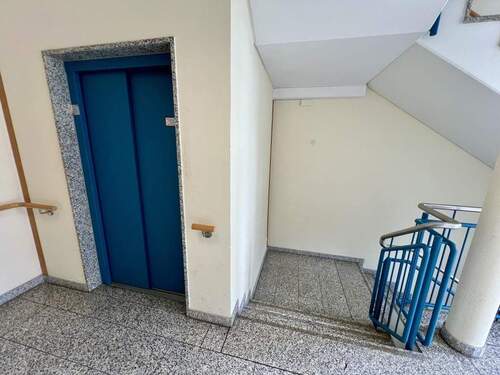 Treppenhaus mit Aufzug - 
