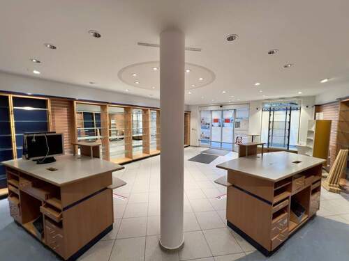 Ansprechende Büro-/Praxisräume im EG - Büro mit 181,00 m&sup2; in Hirschaid zum Kaufen