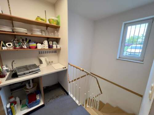 Teeküche und Treppenabgang EG ins KG - 