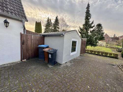 Abstellraum und Weg in den Garten - 