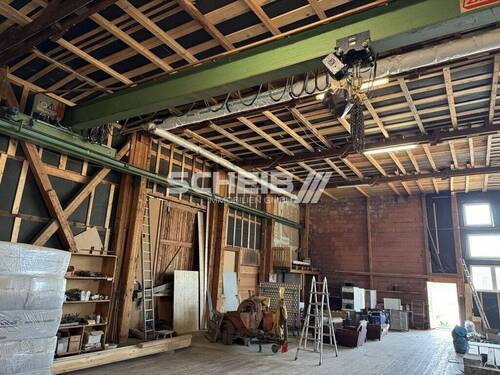 hohe Halle mit Kran - 